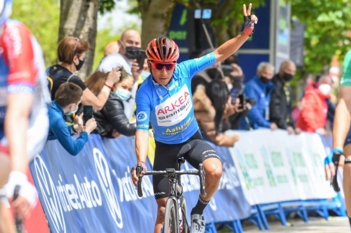 Nairo Quintana festeggia la vittoria della Vuelta a Asturias 2021
