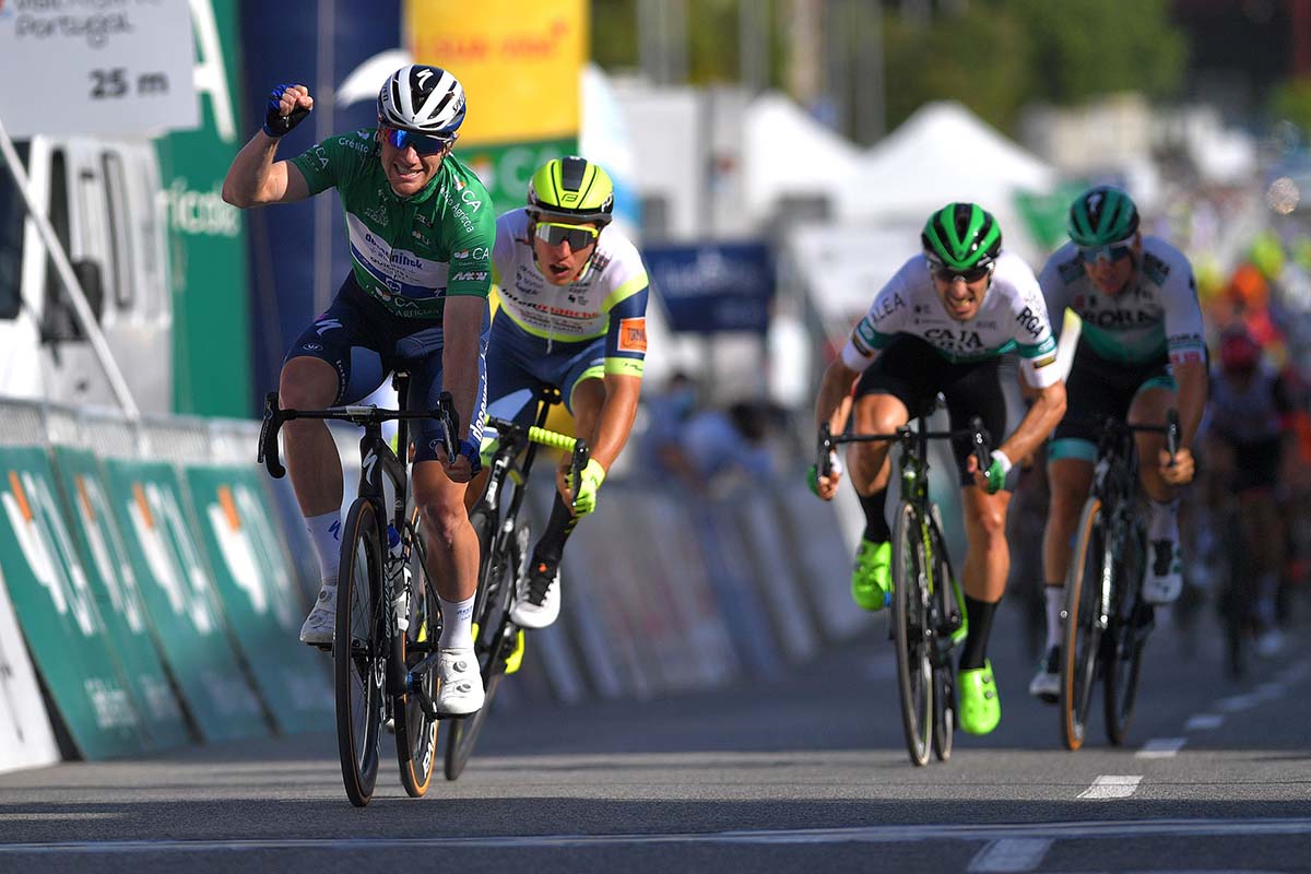 Sam Bennett vince la terza tappa della Volata ao Algarve 2021 (foto Getty Images)