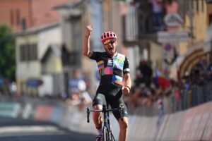 Alberto Bettiol vince la tappa 18 del Giro d'Italia 2021 (foto LaPresse)