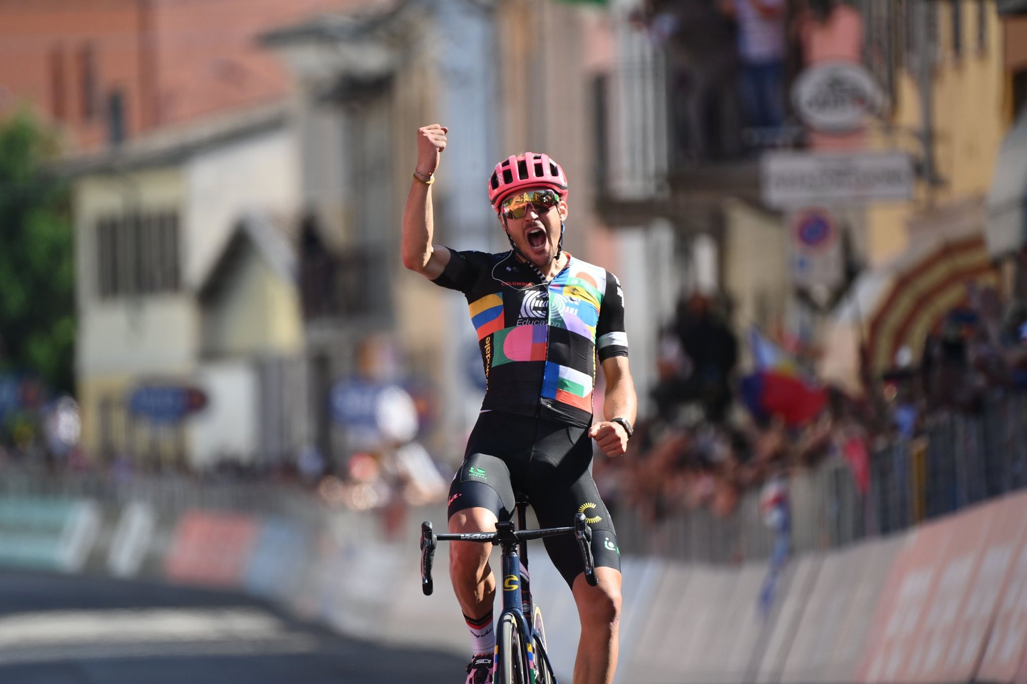 Alberto Bettiol vince la tappa 18 del Giro d'Italia 2021 (foto LaPresse)