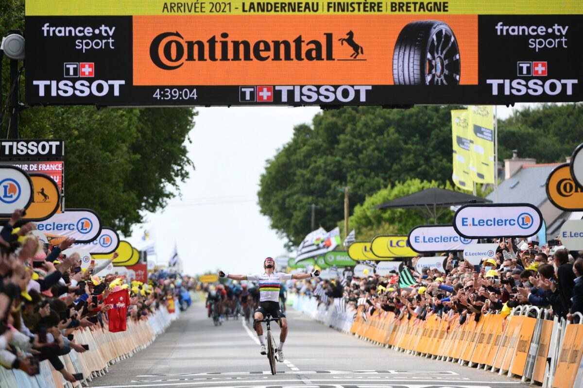 Julian Alaphilippe vince la prima tappa del Tour de France 2021 (foto A.S.O.)