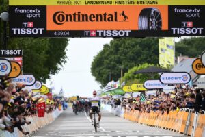 Julian Alaphilippe vince la prima tappa del Tour de France 2021 (foto A.S.O.)