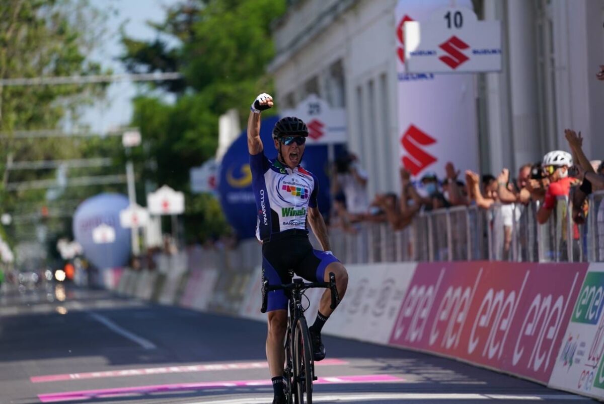 Andrea Cantoni vince la prima tappa del Giro d'Italia Under 23 (foto Isolapress)