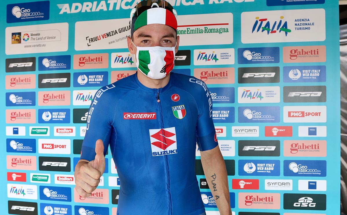 Elia Viviani felice dopo la seconda vittoria all'Adriatica Ionica Race 2021 (foto Photobicicailotto)