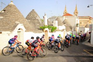 Particolare passaggio del Criterium Costa dei Trulli ad Alberobello (foto F.Ossola)