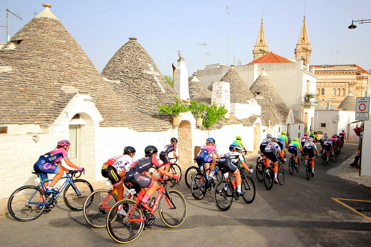 Particolare passaggio del Criterium Costa dei Trulli ad Alberobello (foto F.Ossola)