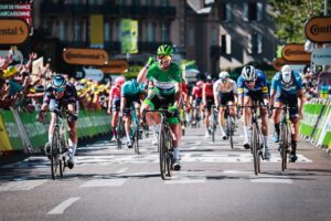 Mark Cavendish vince la tappa 13 del Tour de France 2021 ed eguaglia Eddy Merckx con 34 successi al Tour