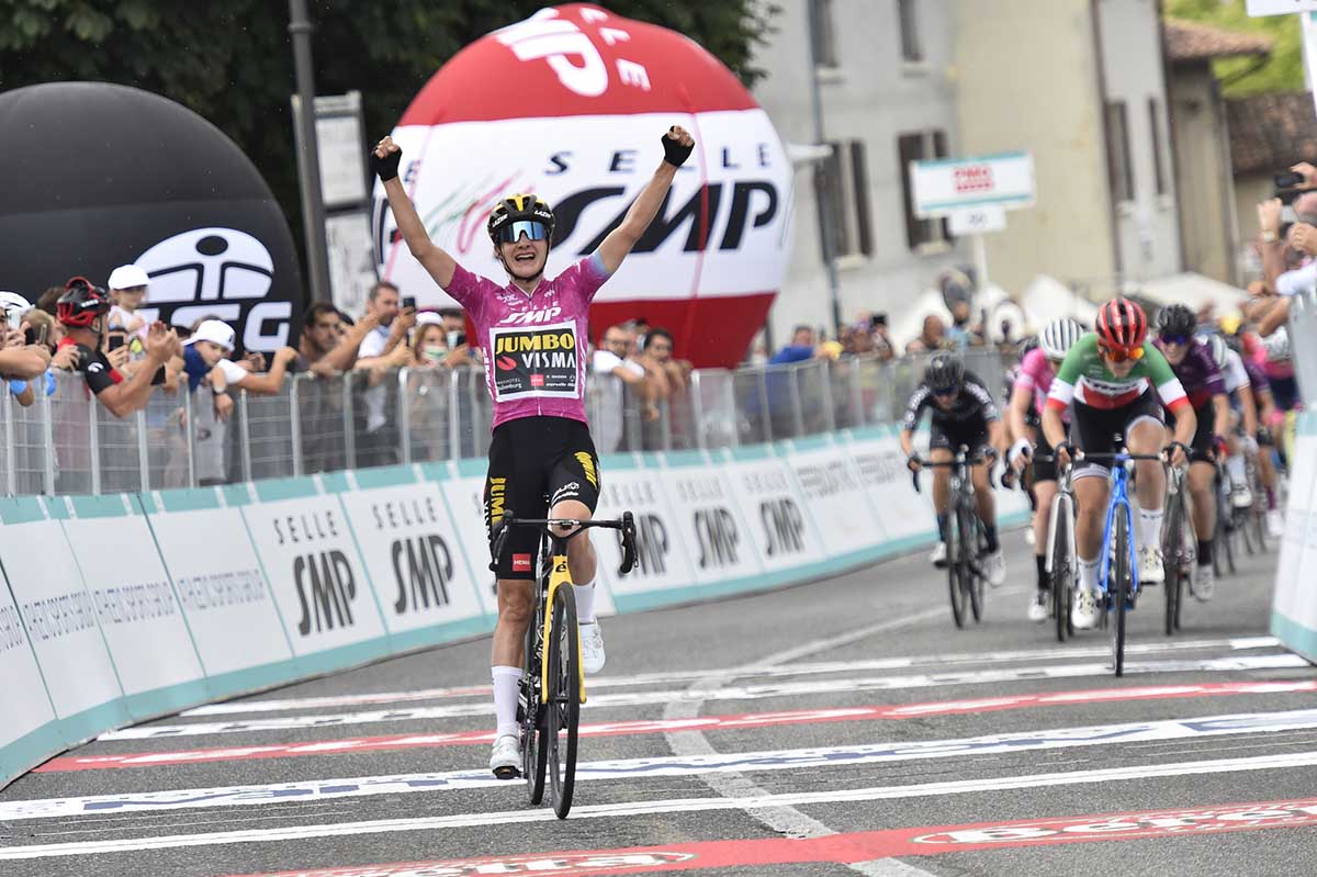 Marianne Vos vince la settima tappa del Giro d'Italia Donne 2021 (foto BettiniPhoto)