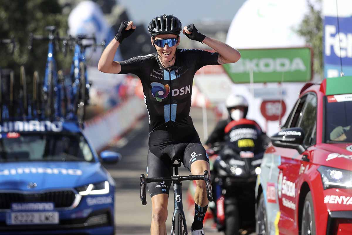 Romain Bardet vince a Pico Villuercas la tappa 14 di La Vuelta ciclista a Espana (foto Cor Vos)