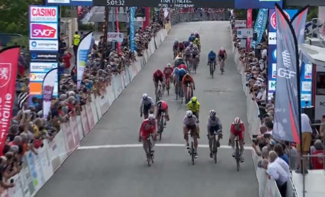 Elia Viviani vince la prima tappa del Tour Poitou - Charentes en Nouvelle Aquitaine 2021
