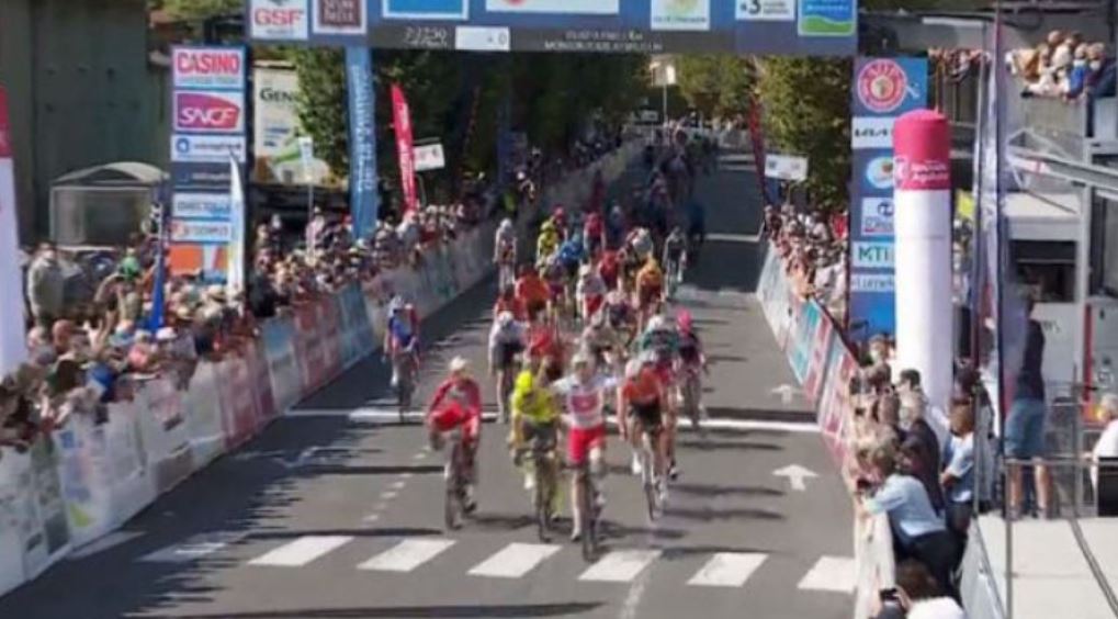 Elia Viviani vince la terza tappa del Tour Poitou - Charentes en Nouvelle Aquitaine 2021
