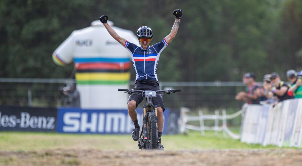Jerome Gilloux a braccia alzate sul traguardo degli E-MTB World Championships (Credits Michele Mondini)