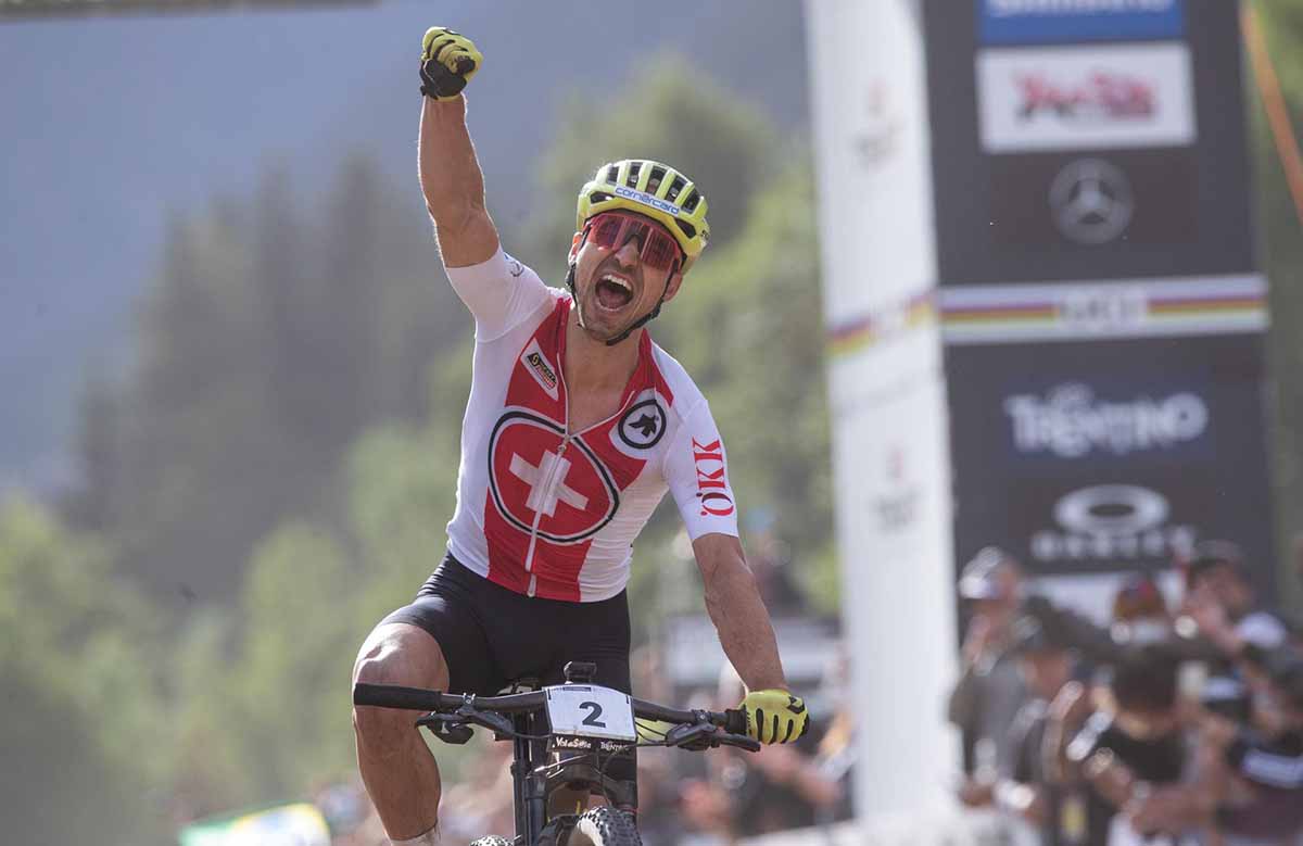 La gioia di Nino Schurter sul traguardo del Cross Country (Credits Michele Mondini)