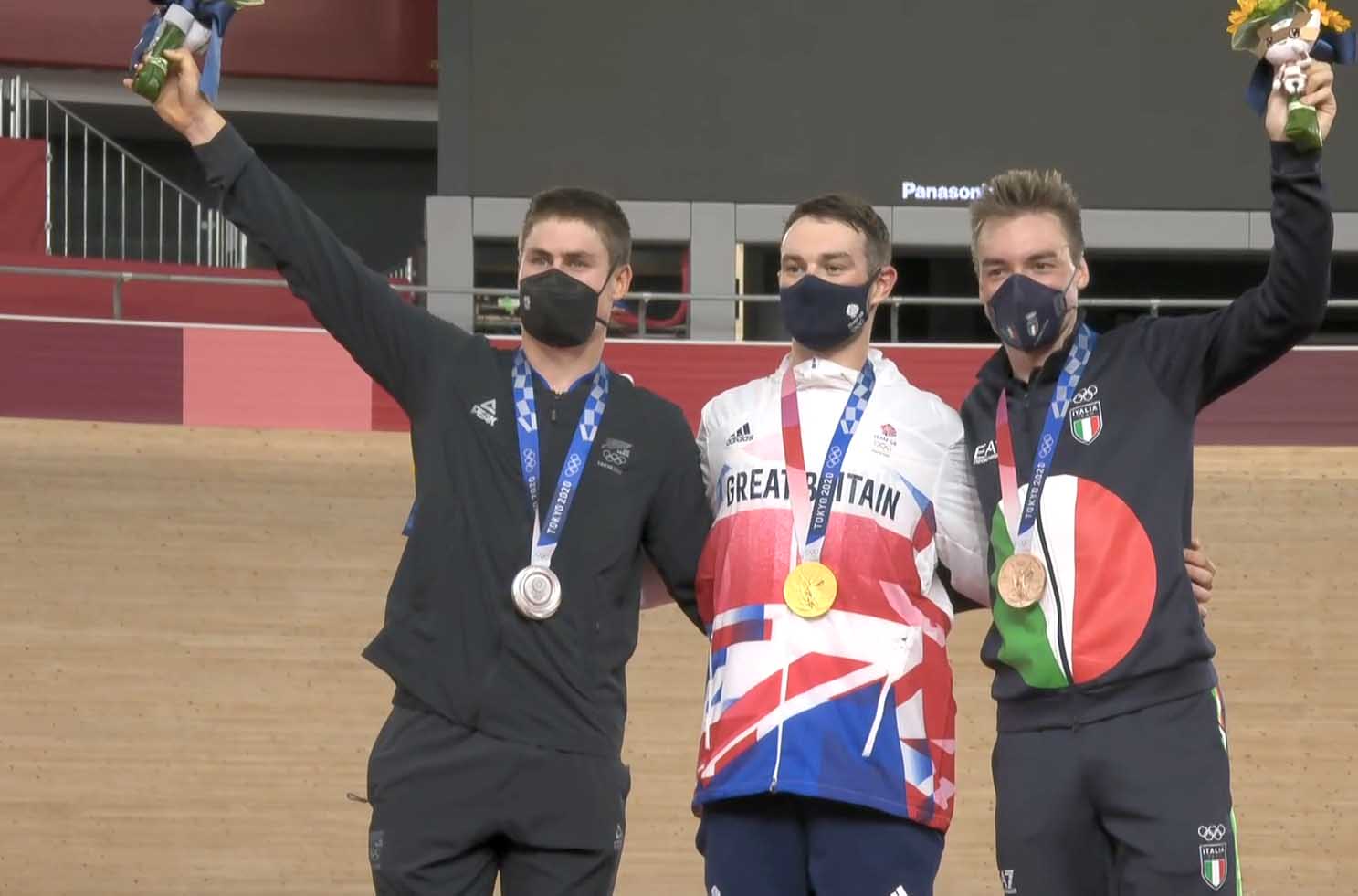 Matthew Walls campione olimpico dell'Omnium a Tokyo 2020. Il podio con Elia Viviani bronzo
