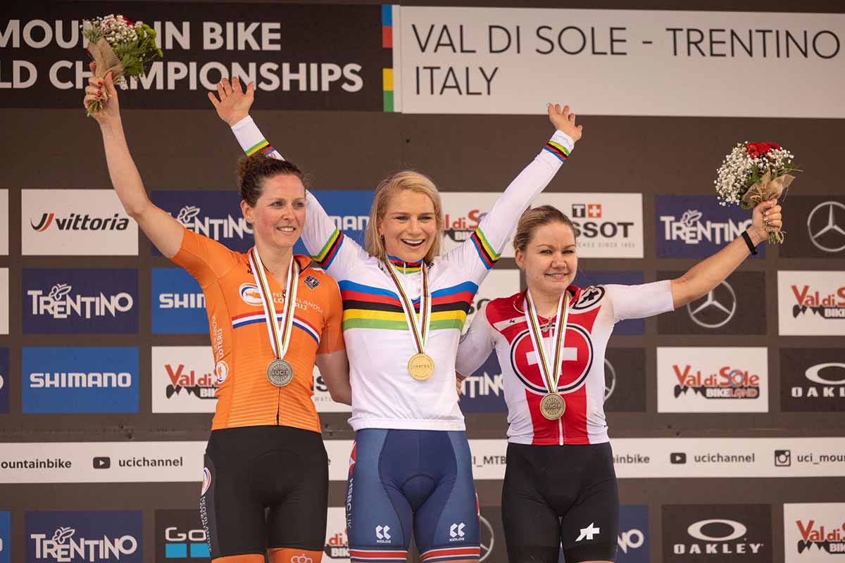 Il podio della gara Donne Elite. Da sinistra: Anne Terpstra, Evie Richards e Sina Frei (Credits: Michele Mondini)