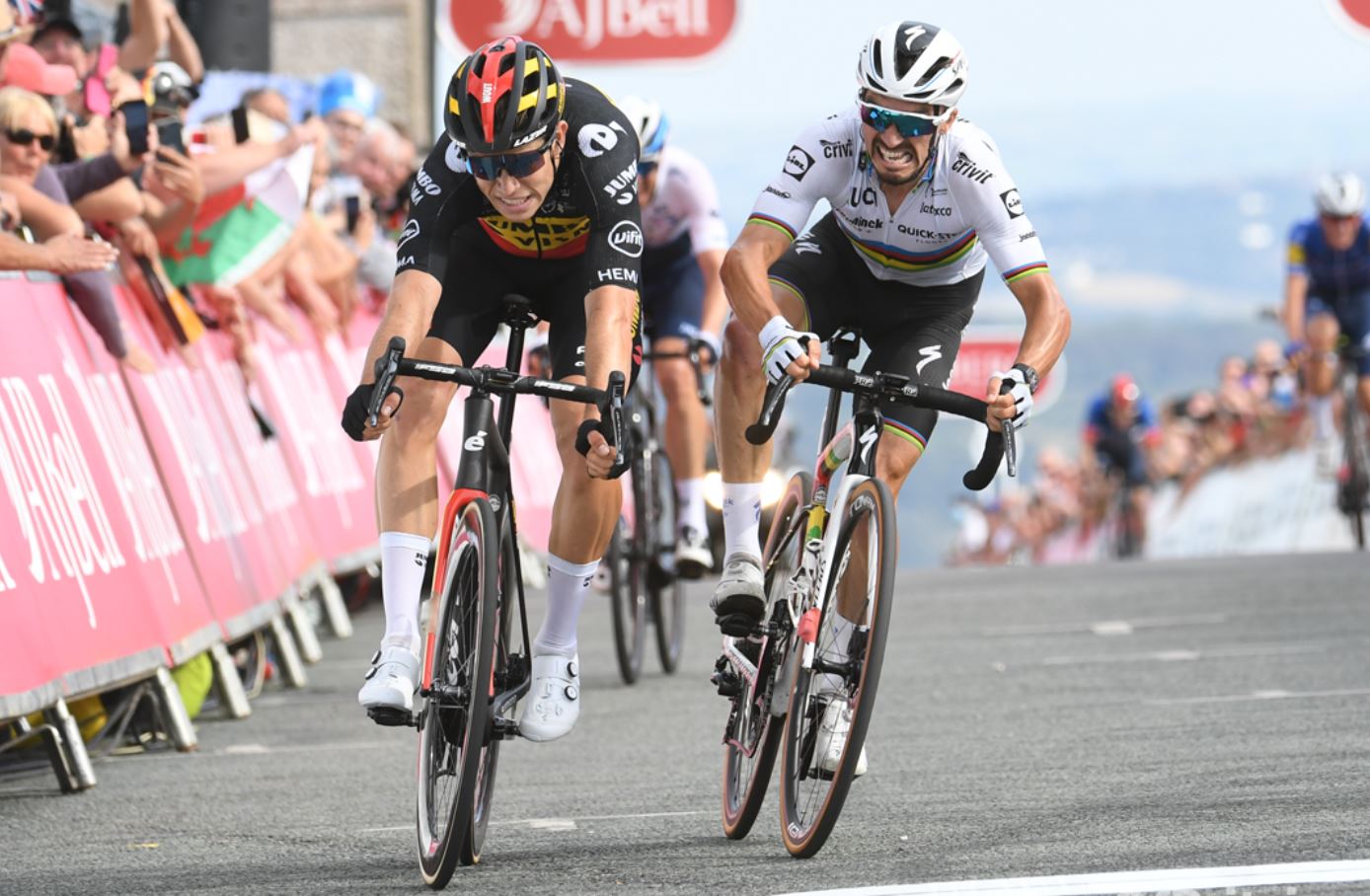 Wout Van Aert beffa Alaphilippe nella quarta tappa del Tour of Britain 2021