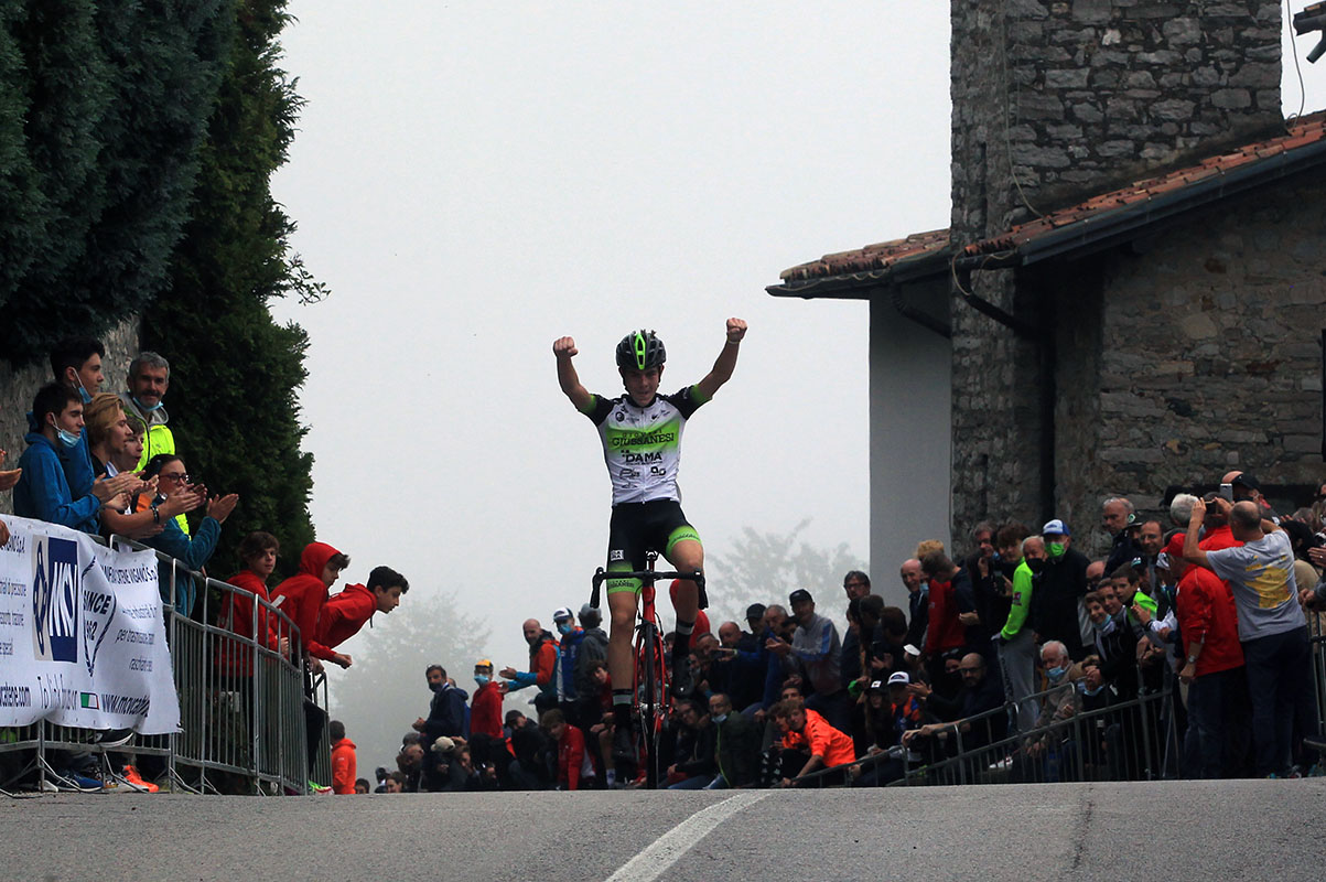 Lorenzo Nespoli vince al Ghisallo (Foto Ghilardi)