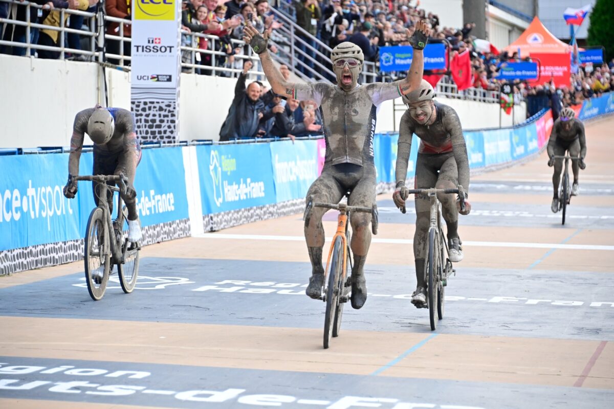 Sonny Colbrelli vittorioso al velodromo di Roubaix