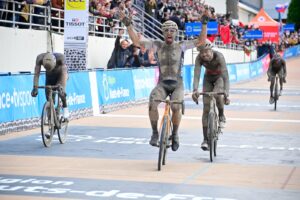 Sonny Colbrelli vittorioso al velodromo di Roubaix