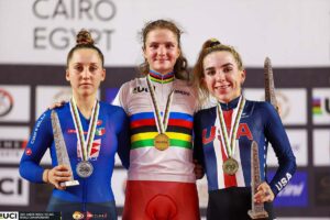 Il podio del Mondiale pista Corsa a punti Donne Junior a Il Cairo, argento di Valentina Basilico