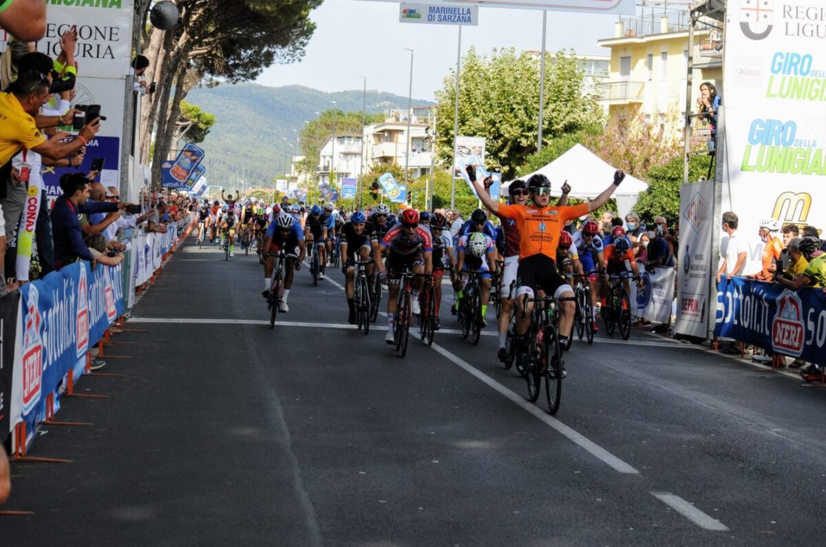 Alberto Bruttomesso vince la tappa 2A del Giro della Lunigiana 2021 (foto Ciclismoblog / Roberto Fruzzetti)