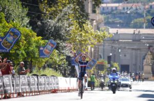 Brieuc Rolland vince la prima tappa del Giro della Lunigiana 2021