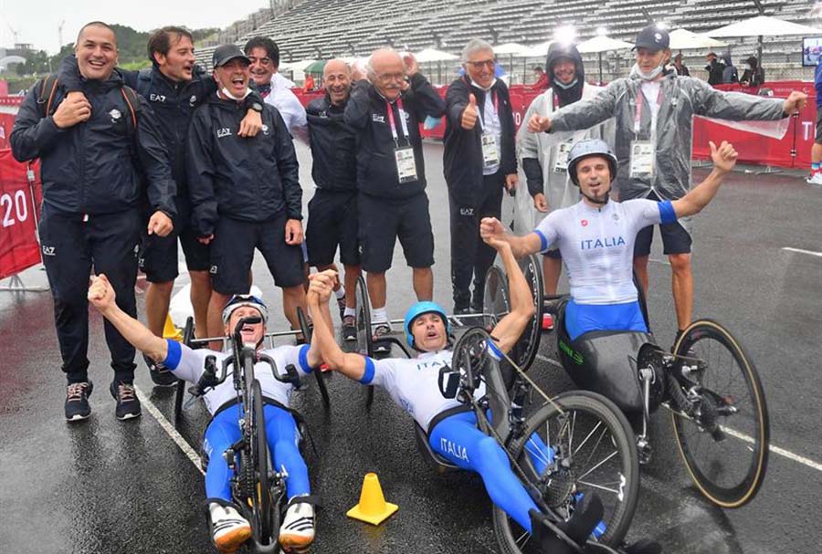 La staffetta azzurra vince l'oro alle Paralimpiadi di Tokyo 2020