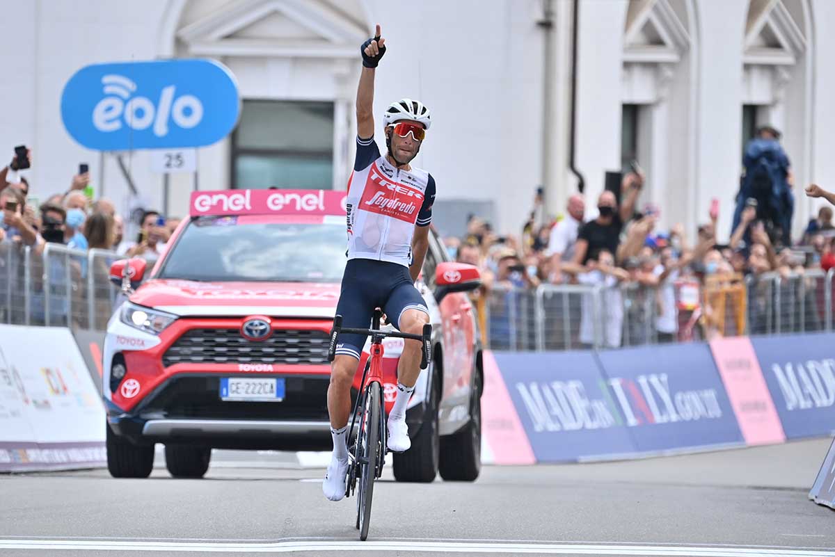 Vincenzo Nibali vince l'ultima tappa del Giro di Sicilia 2021 (foto LaPresse)