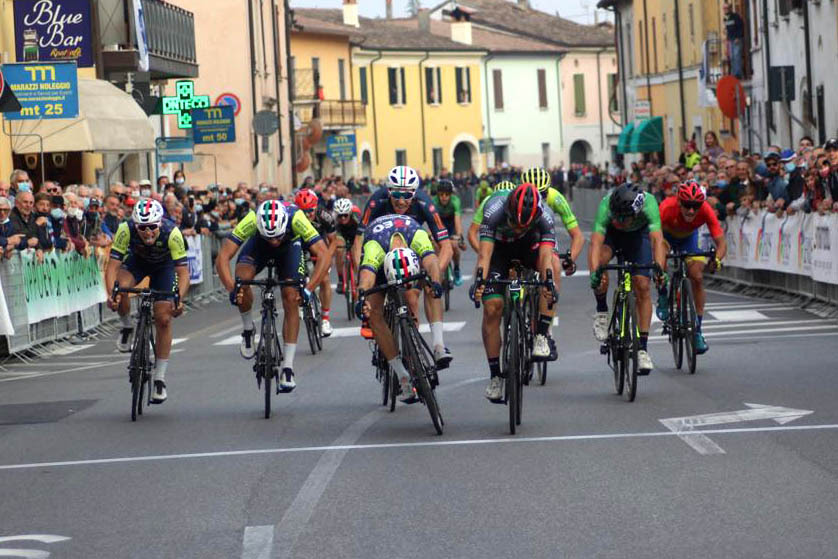 Elia Menegale vince il Gran Premio d'Autunno ad Acquanegra sul Chiese (foto Rodella)