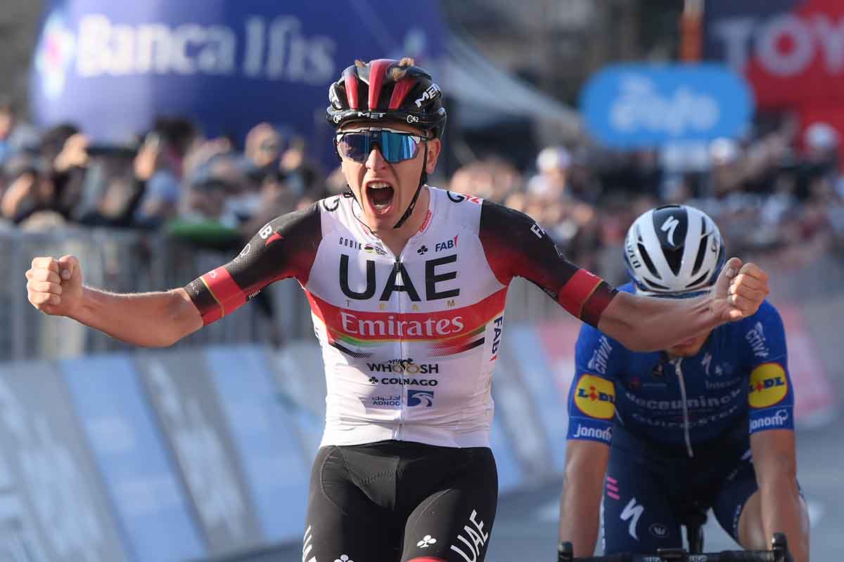 Tadej Pogacar batte Fausto Masnada e vince Il Lombardia 2021 (foto LaPresse)