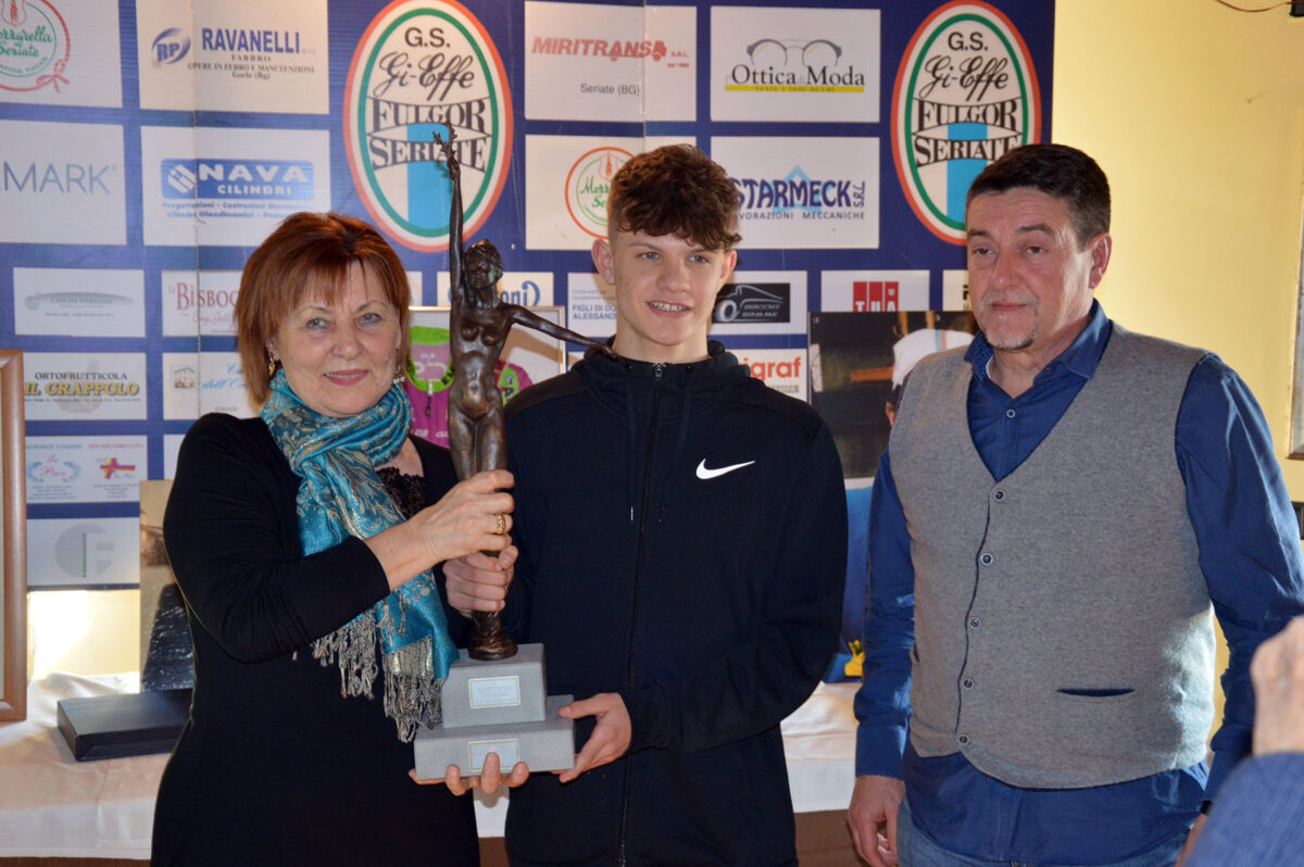 Matteo Falchetti, con il Trofeo Bepi e Roby Donati