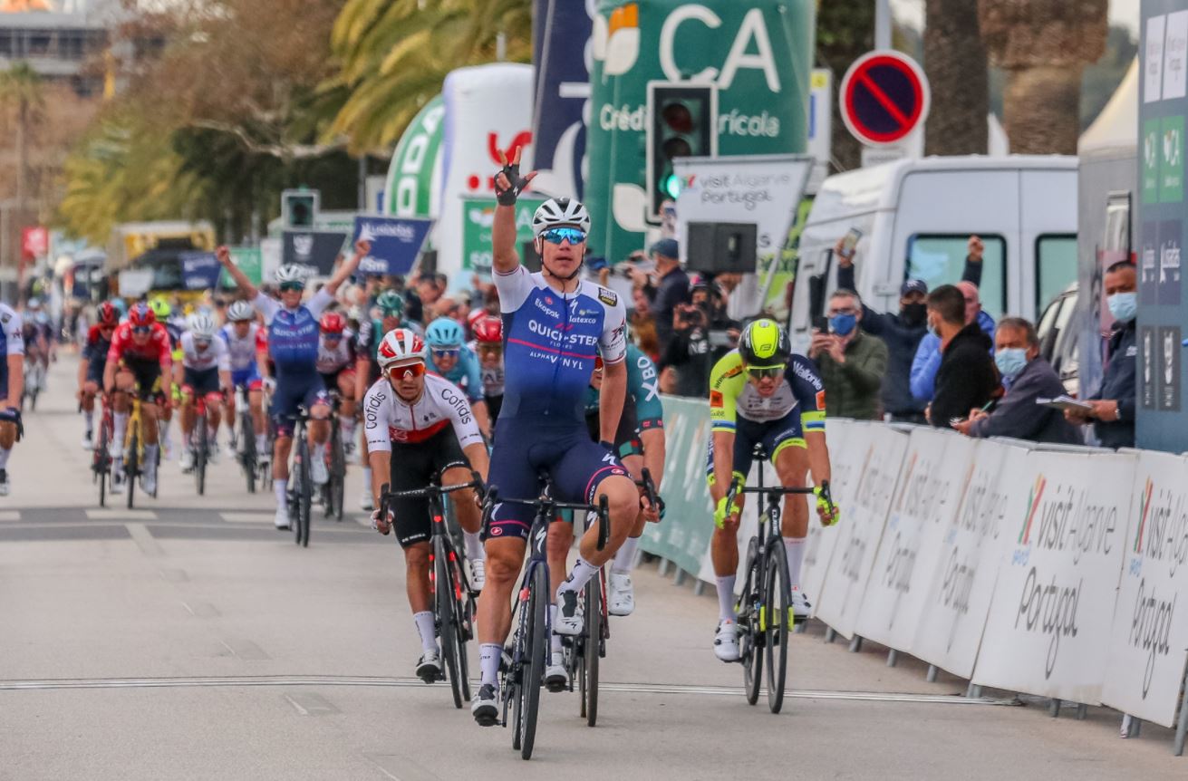 Fabio Jakobsen vince la prima tappa della Volta ao Algarve 2022