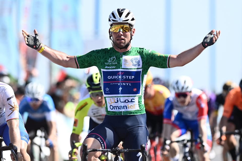 Mark Cavendish vince la seconda tappa del Tour of Oman 2022 (foto A.S.O./Associazione ciclistica Oman/Alex Broadway)