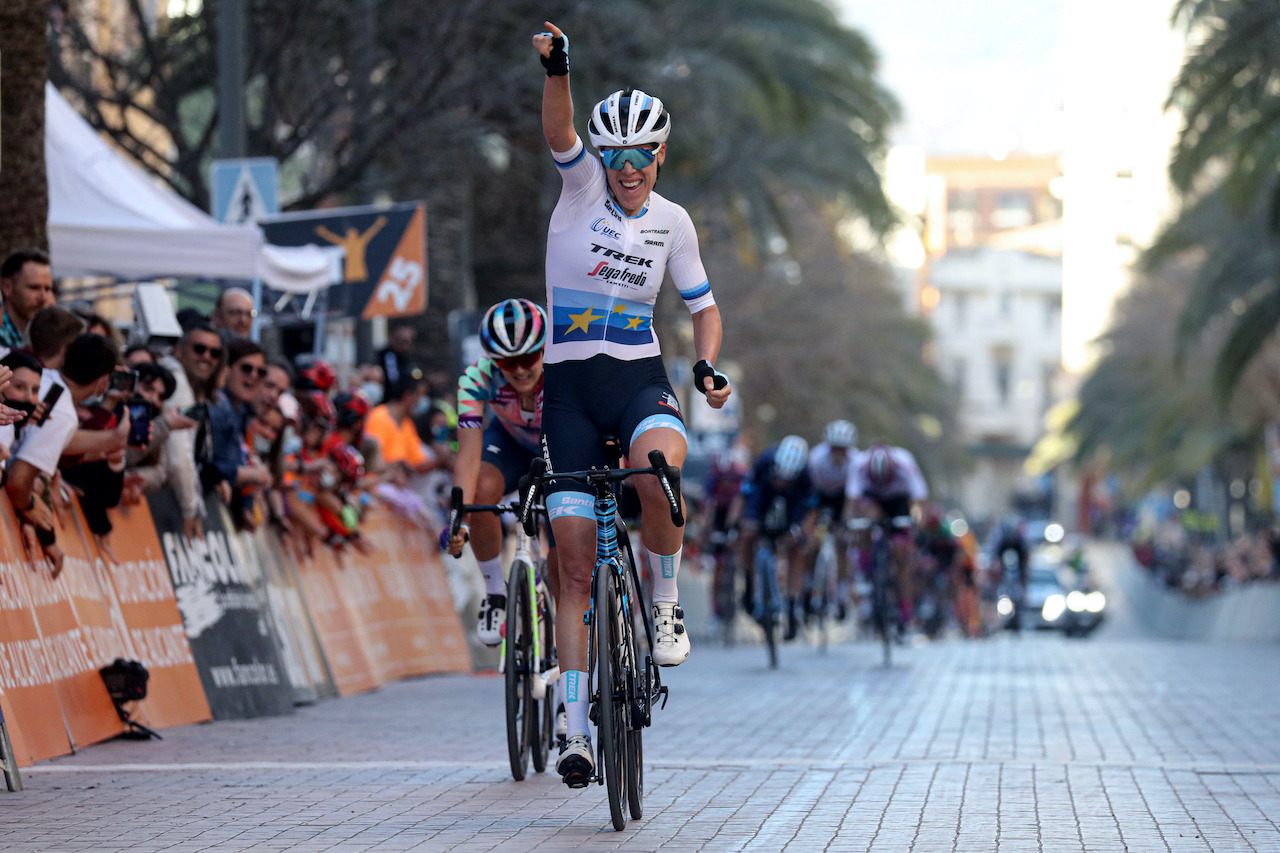 Ellen Van Dijk batte Soraya Paladin nella seconda tappa della Setmana Valenciana (foto Sprint Cycling Agency)