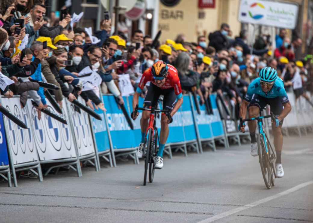 Wout Poels batte Alexey Lutsenko nella quarta tappa della Vuelta a Andalucia 2022