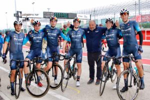I ragazzi della Arvedi Cycling in festa col team manager Rabbaglio al Gp Misano 100 (foto Photobicicailotto)