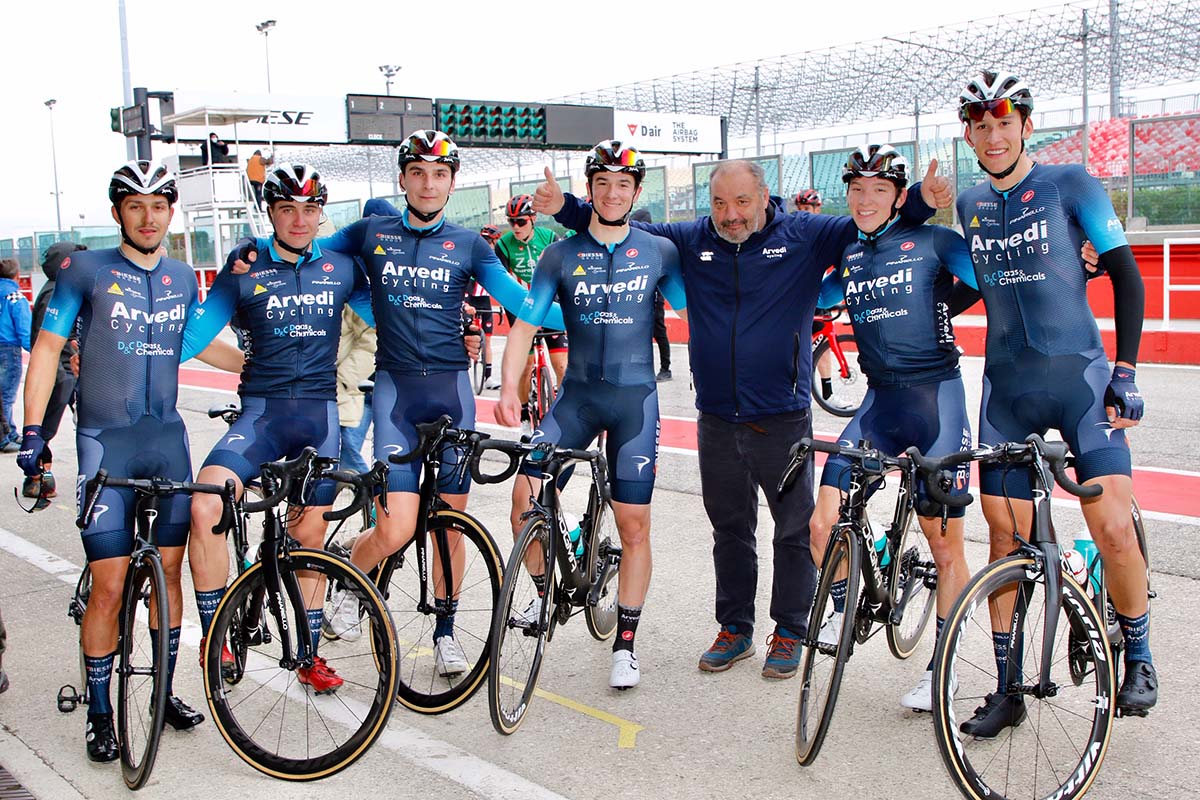 I ragazzi della Arvedi Cycling in festa col team manager Rabbaglio al Gp Misano 100 (foto Photobicicailotto)