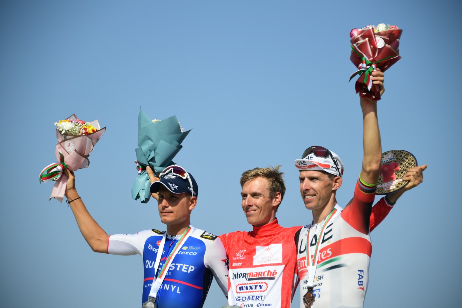Il podio finale del Tour of Oman 2022 con Hirt, Masnada e Rui Costa (foto A.S.O./Oman Cycling Association/Alex Broadway)