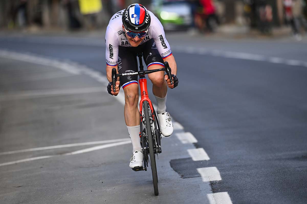Matej Mohoric all'attacco alla Milano-Sanremo 2022 (foto La Presse)