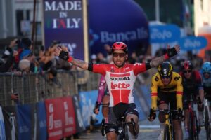 Caleb Ewan vince la terza tappa della Tirreno-Adriatico 2022 (foto La Presse)