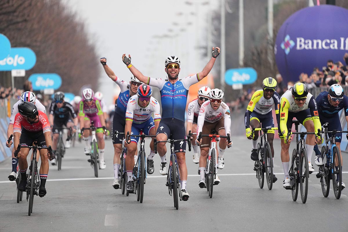 Mark Cavendish vince la Milano-Torino 2022 (foto La Presse)