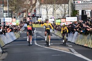 Jumbo Visma in trionfo a Mantes-la-Ville (foto A.S.O.)