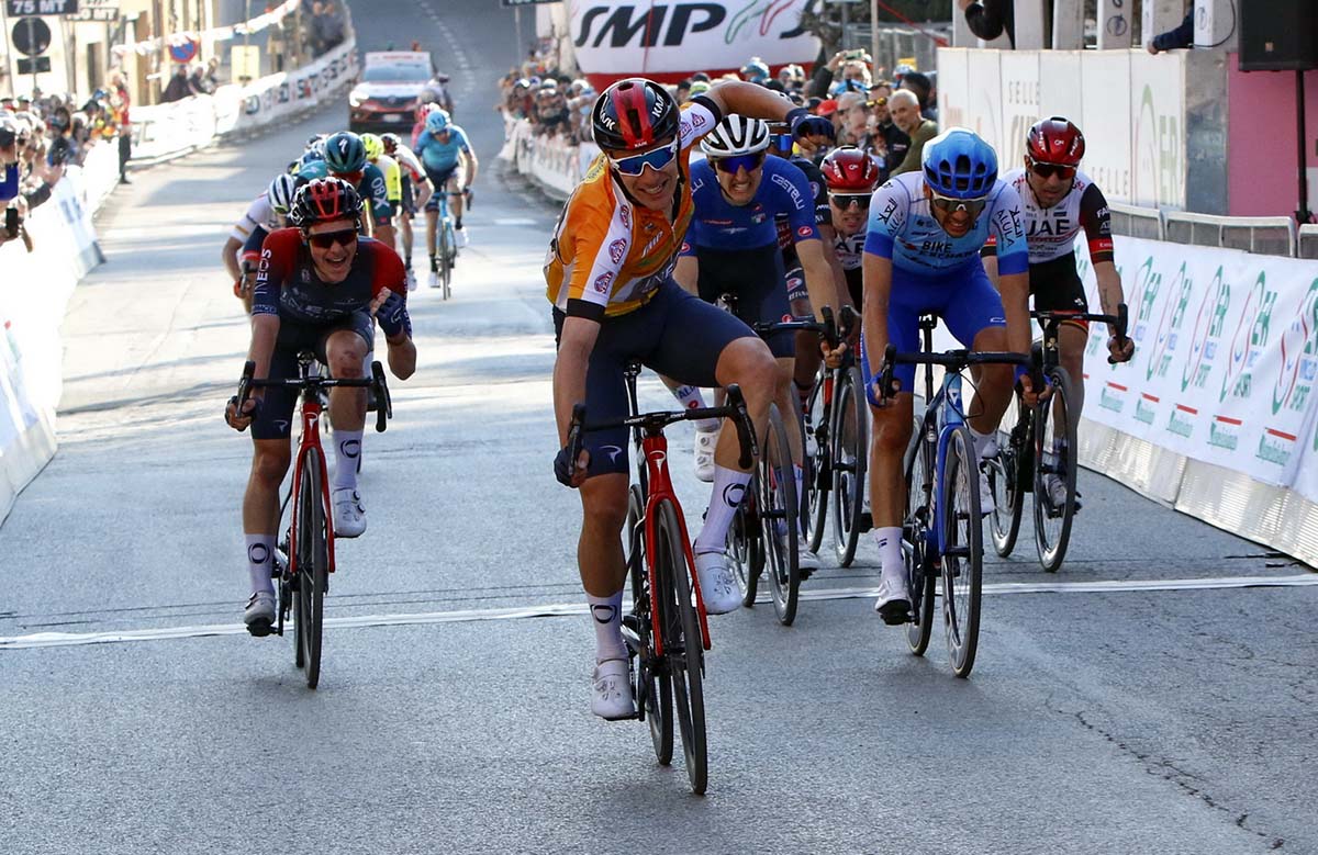 Ethan Hayter vince la seconda tappa della Settimana Coppi e Bartali 2022 (foto Photobicicailotto)