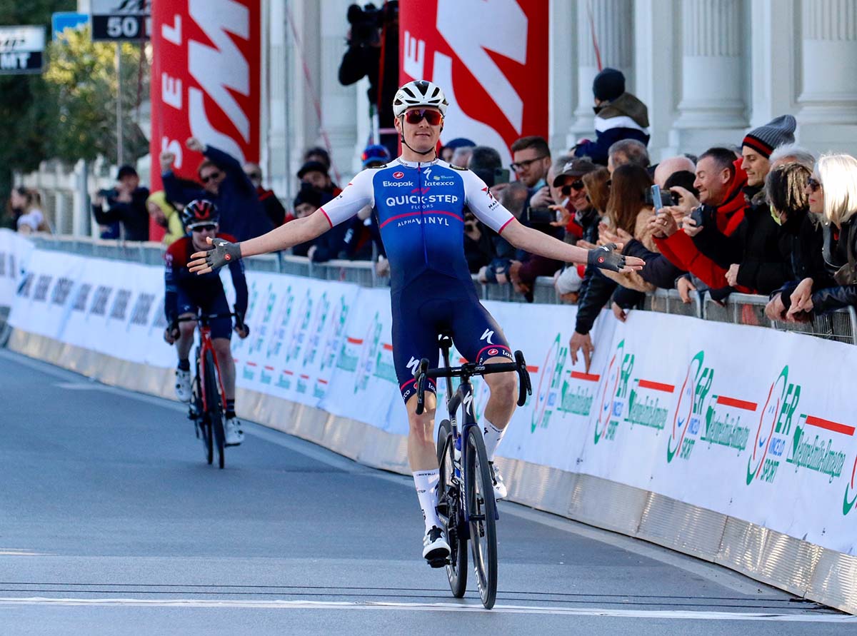 Mauro Schmid vince la prima tappa della Settimana Coppi e Bartali 2022 (foto Photobicicailotto)