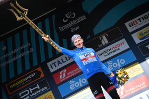 Tadej Pogacar vinctore della Tirreno-Adriatico 2022 (foto La Presse)