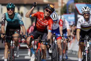 Pello Bilbao batte Julian Alaphilippe nella terza tappa della Itzulia Basque Contry 2022 (foto Luis Angel Gomez/SprintCyclingAgency)