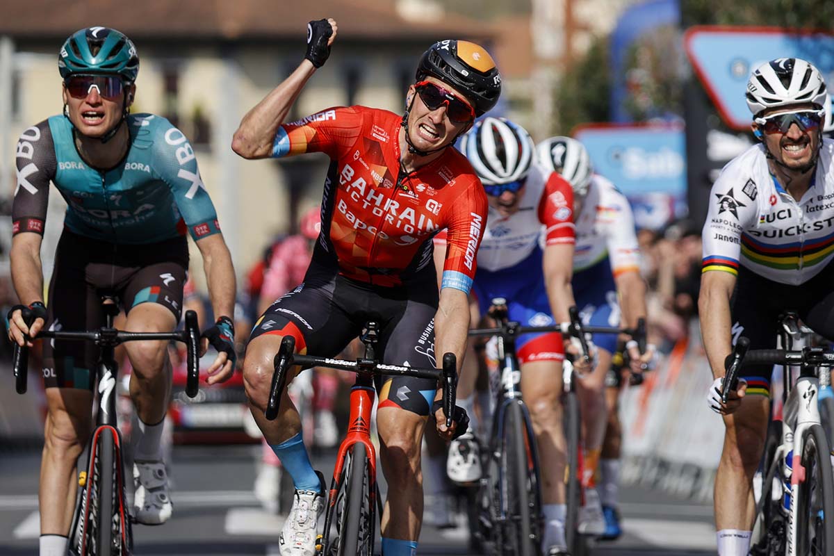 Pello Bilbao batte Julian Alaphilippe nella terza tappa della Itzulia Basque Contry 2022 (foto Luis Angel Gomez/SprintCyclingAgency)