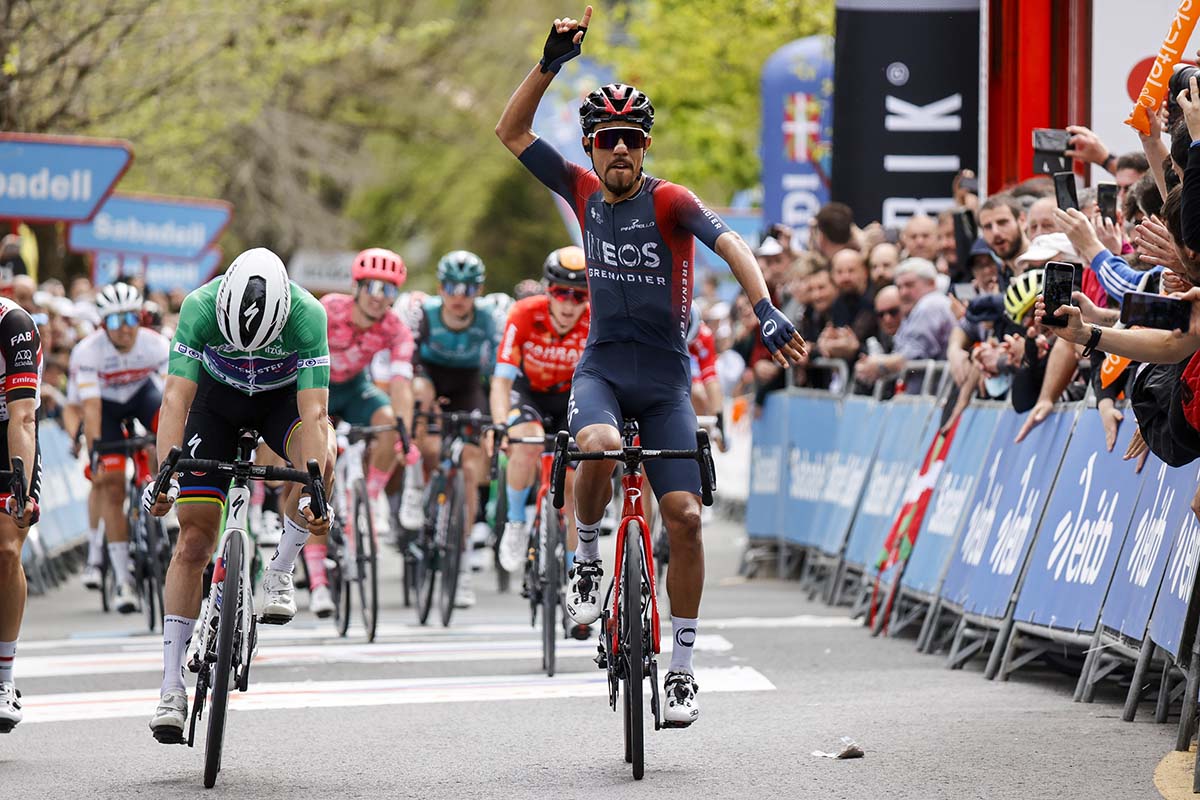 Daniel Martinez batte Julian Alaphilippe nella quarta tappa del Giro dei Paesi Baschi 2022 (foto Luis Angel Gomez/SprintCyclingAgency)