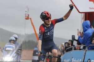Carlos Rodriguez vince la quinta tappa del Giro dei Paesi Baschi 2022 (foto Luis Angel Gomez/SprintCyclingAgency)