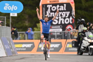 Damiano Caruso esulta sull'Etna e fa suo il Giro di Sicilia - Credit LaPresse
